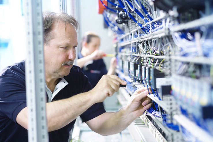 Auch in Zeiten von Industrie-4.0 steht der Mensch beim Schaltanlagenbau im Mittelpunkt. 