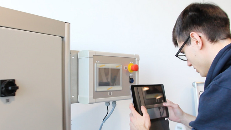 Video zu den EPLAN Cloud-Lösungen EPLAN Mitarbeiter scannt QR-Code mit Hilfe von EPLAN eVIEW