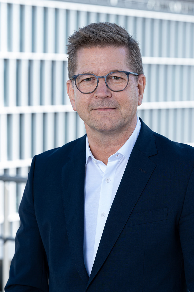 Bernd Schewior Bernd Schewior, Bereichsleiter Professional Services Global
