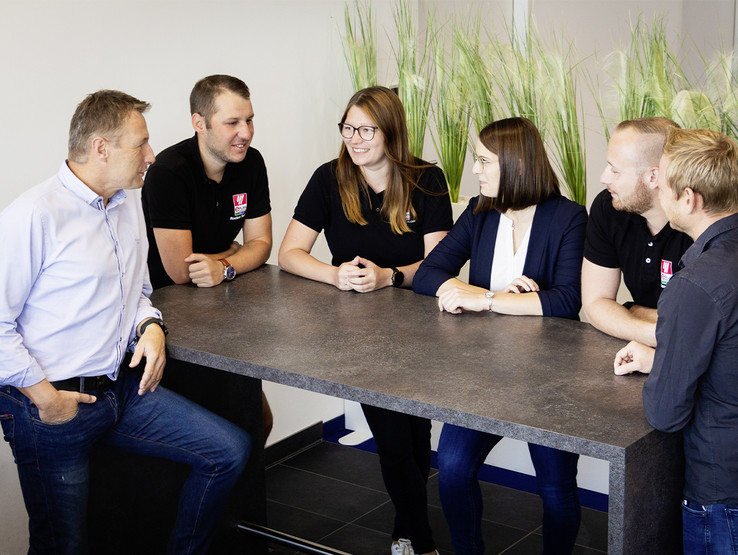 EPLAN Team mit Geschäftsführer Martin Berger Das EPLAN Team steht mit Geschäftsführer Martin Berger beisammen
