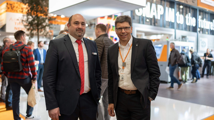 Volker Bibelhausen (r.) und Sebastian Seitz (l.) Volker Bibelhausen, Weidmüller (r.) und Sebastian Seitz, EPLAN (l.) freuen sich über die Kooperation im Rahmen des EPLAN Partner Network