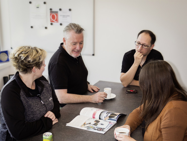 EPLAN Team in kleiner Runde Das EPLAN Team steht in kleiner Runde beisammen