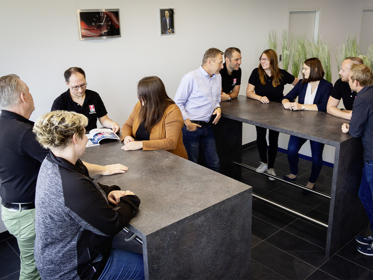EPLAN Team in großer Runde Das EPLAN Team steht in großer Runde beisammen