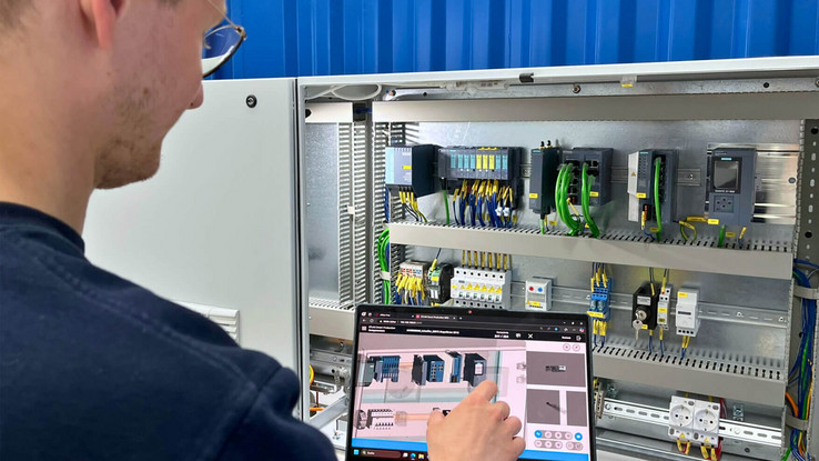 Der digitale Zwilling vor Ort: EPLAN Smart Mounting zeigt den jeweils nächsten Arbeitsschritt bei der Schaltschrankmontage.